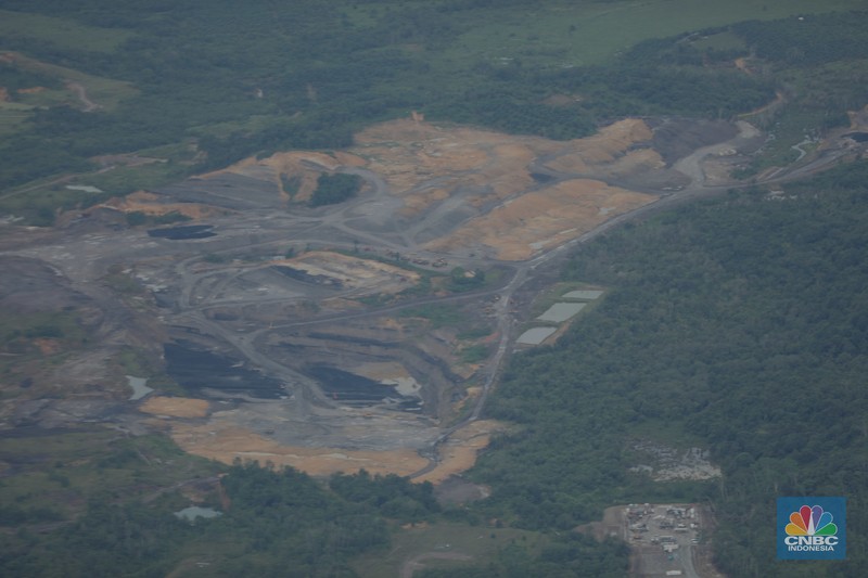 Foto udara menunjukkan tambang ilegal yang berada di wilayah Kutai Kartanegara, Kalimantan Timur. (CNBC Indonesia/Tri Susilo) Foto udara menunjukkan tambang ilegal yang berada di wilayah Kutai Kartanegara, Kalimantan Timur. (CNBC Indonesia/Tri Susilo)