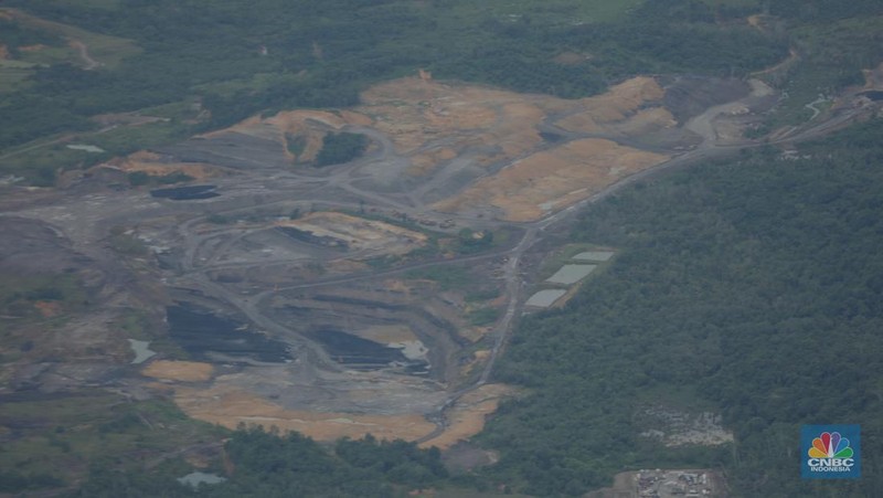 Foto udara menunjukkan tambang ilegal yang berada di wilayah Kutai Kartanegara, Kalimantan Timur. (CNBC Indonesia/Tri Susilo)