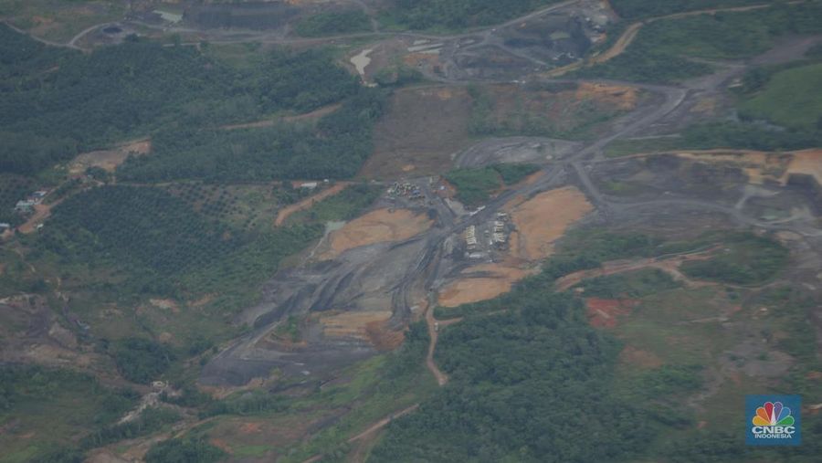 Foto udara menunjukkan tambang ilegal yang berada di wilayah Kutai Kartanegara, Kalimantan Timur. (CNBC Indonesia/Tri Susilo)
