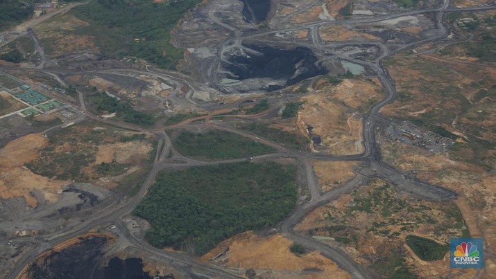 Foto udara menunjukkan tambang ilegal yang berada di wilayah Kutai Kartanegara, Kalimantan Timur. (CNBC Indonesia/Tri Susilo)