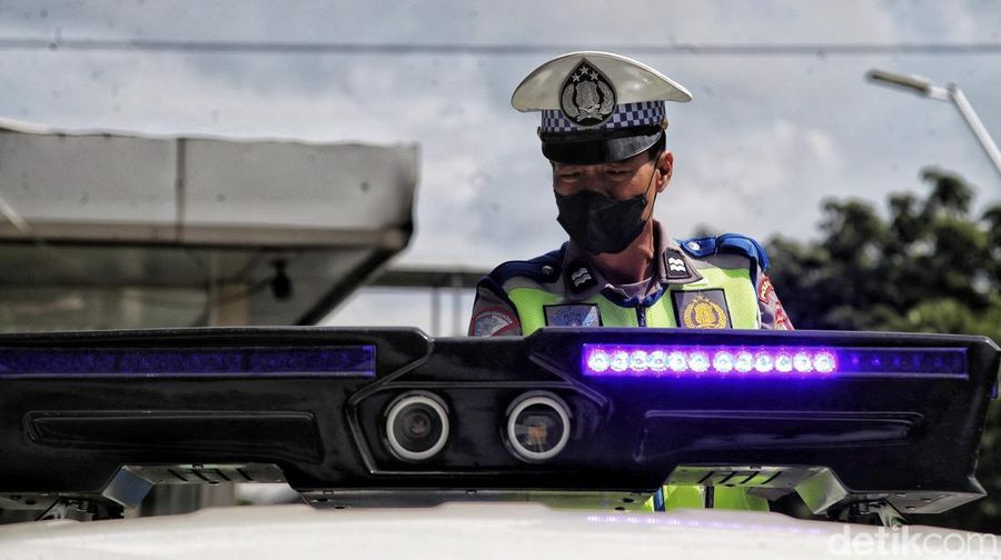 Satlantas Jakarta Utara melakukan operasi  dengan Mobil Tilang Elektronik (E-TLE) di kawasan Jalan Yos Sudarso, Jakarta Utara, Senin (20/2/2023).