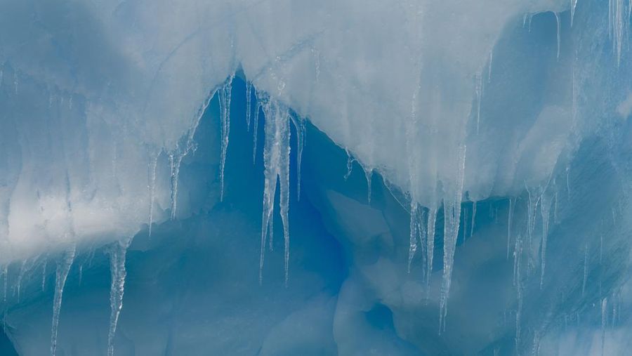 Jumlah lapisan es laut yang mengelilingi Benua Antarktika kini sudah berkurang dari sebelumnya. Hal itu ditangkap oleh satelit yang sudah digunakan sejak akhir 1970-an. (LightRocket via Getty Images/Wolfgang Kaehler)