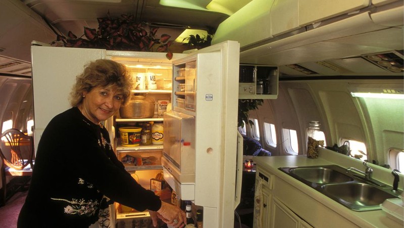 Ruang makan & ruang tamu rumah ahli kecantikan Jo Ann Ussery, yang diubah menjadi badan pesawat Boeing 727. (Will And Deni McIntyre/Getty Images)