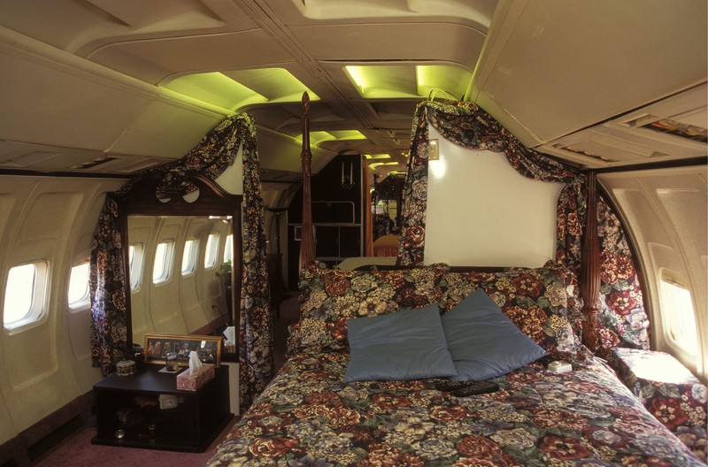 Ruang makan & ruang tamu rumah ahli kecantikan Jo Ann Ussery, yang diubah menjadi badan pesawat Boeing 727. Ruang makan & ruang tamu rumah ahli kecantikan Jo Ann Ussery, yang diubah menjadi badan pesawat Boeing 727. (Will And Deni McIntyre/Getty Images)