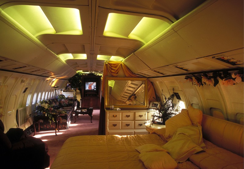 Ruang makan & ruang tamu rumah ahli kecantikan Jo Ann Ussery, yang diubah menjadi badan pesawat Boeing 727. Ruang makan & ruang tamu rumah ahli kecantikan Jo Ann Ussery, yang diubah menjadi badan pesawat Boeing 727. (Will And Deni McIntyre/Getty Images)