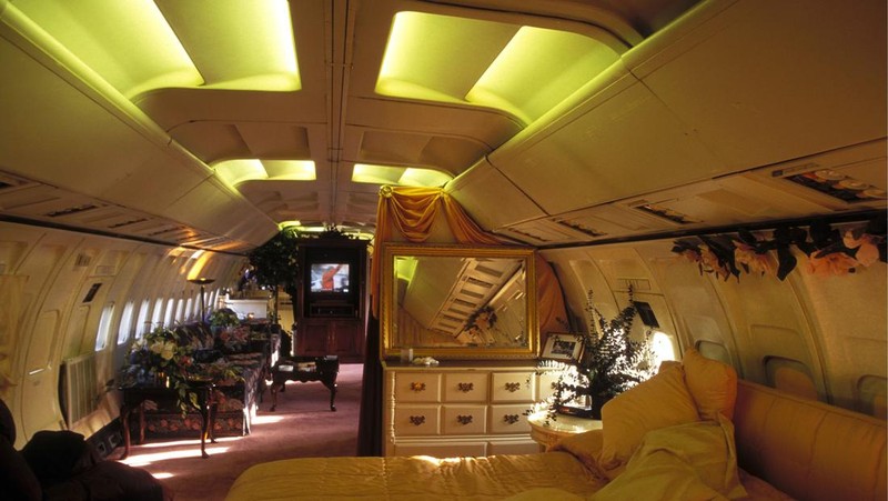 Ruang makan & ruang tamu rumah ahli kecantikan Jo Ann Ussery, yang diubah menjadi badan pesawat Boeing 727. (Will And Deni McIntyre/Getty Images)