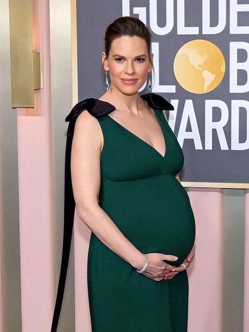 Hilary Swank Tanggapi Kritik Soal Hamil Anak Ke-3 di Usia 52 Tahun
