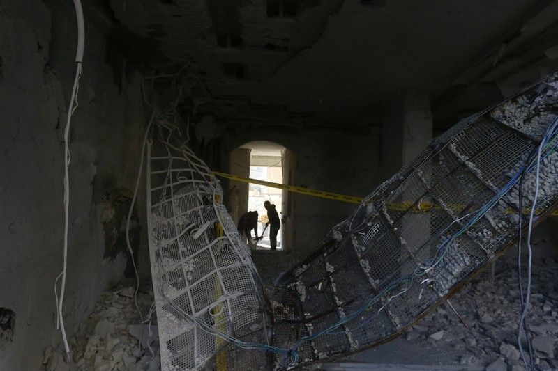 Israel, Suriah Sebuah serangan rudal Israel menghantam bangunan di Damaskus, Suriah yang menampung banyak aparat keamanan. Sebanyak 5 orang tewas dan 15 terluka dalam peristiwa itu. (AFP via Getty Images/LOUAI BESHARA)