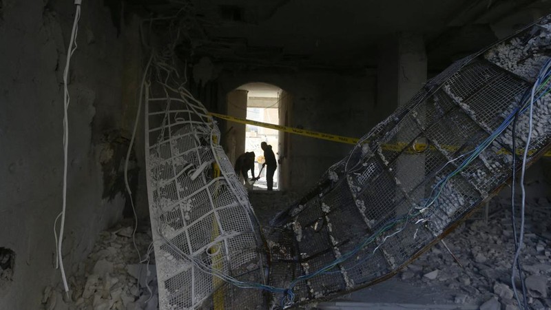 Sebuah serangan rudal Israel menghantam bangunan di Damaskus, Suriah yang menampung banyak aparat keamanan. Sebanyak 5 orang tewas dan 15 terluka dalam peristiwa itu. (AFP via Getty Images/LOUAI BESHARA)