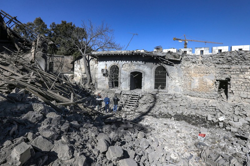 Israel, Suriah Sebuah serangan rudal Israel menghantam bangunan di Damaskus, Suriah yang menampung banyak aparat keamanan. Sebanyak 5 orang tewas dan 15 terluka dalam peristiwa itu. (AFP via Getty Images/LOUAI BESHARA)