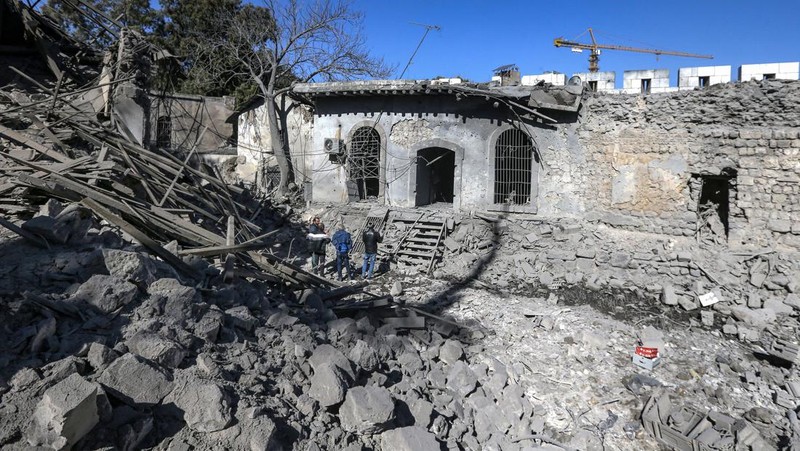 Sebuah serangan rudal Israel menghantam bangunan di Damaskus, Suriah yang menampung banyak aparat keamanan. Sebanyak 5 orang tewas dan 15 terluka dalam peristiwa itu. (AFP via Getty Images/LOUAI BESHARA)