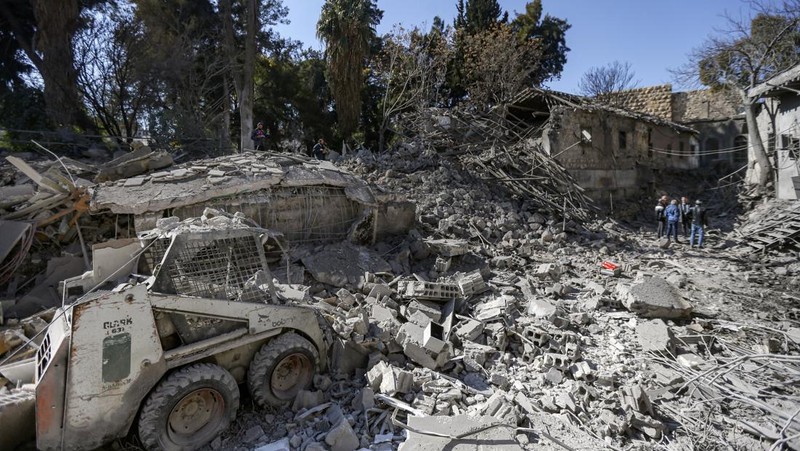 Sebuah serangan rudal Israel menghantam bangunan di Damaskus, Suriah yang menampung banyak aparat keamanan. Sebanyak 5 orang tewas dan 15 terluka dalam peristiwa itu. (AFP via Getty Images/LOUAI BESHARA)