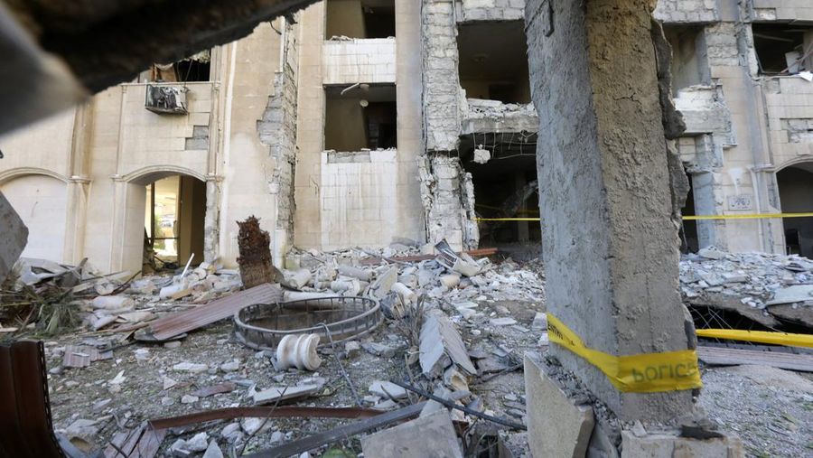 Sebuah serangan rudal Israel menghantam bangunan di Damaskus, Suriah yang menampung banyak aparat keamanan. Sebanyak 5 orang tewas dan 15 terluka dalam peristiwa itu. (AFP via Getty Images/LOUAI BESHARA)