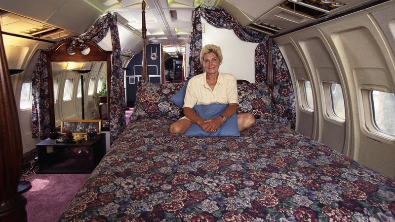 Ruang makan & ruang tamu rumah ahli kecantikan Jo Ann Ussery, yang diubah menjadi badan pesawat Boeing 727. (Will And Deni McIntyre/Getty Images)