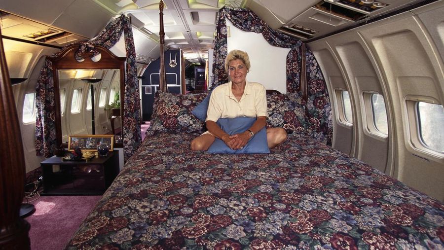 Jo Ann Ussery duduk di tempat tidurnya di dalam Boeing 727 miliknya yang dikonversi. Daripada membeli rumah mobil, Ussery membeli Boeing 727 tua seharga $2.000 USD dan merombaknya menjadi sebuah rumah di Benoit, Mississippi. (Ralf-Finn Hestoft/CORBIS/Corbis via Getty Images)