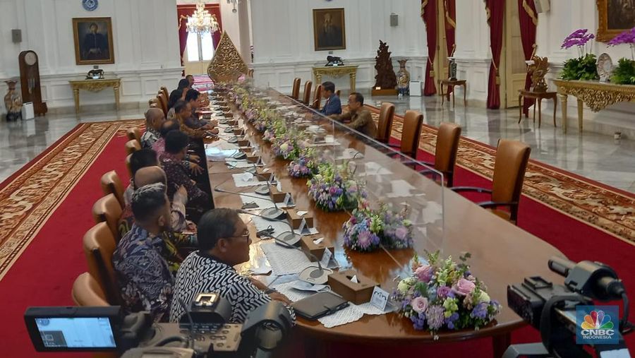Pertemuan Presiden Joko Widodo dan Ketua Umum PSSI Erick Thohir di Istana Kepresidenan, Jakarta, Senin (20/2/2023). (CNBC Indonesia/Arrijal Rachman)