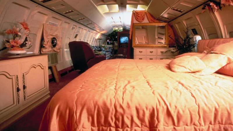 Ruang makan & ruang tamu rumah ahli kecantikan Jo Ann Ussery, yang diubah menjadi badan pesawat Boeing 727. (Will And Deni McIntyre/Getty Images)