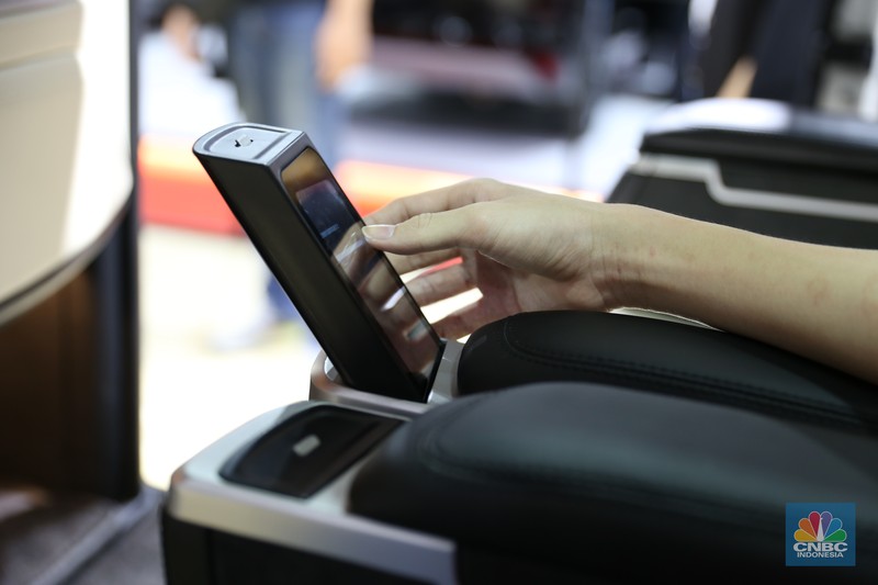Indomobil Plaza membawa sejumlah produsen mobil pada pameran IIMS 2023 salah satunya Pabrikan Jerman Audy. Dengan membawa sejumlah mobil unggulannya salah satunya mobil mewah Q8 3.0 TFSI . Indomobil Plaza membawa sejumlah produsen mobil pada pameran IIMS 2023 salah satunya Pabrikan Jerman Audy. Dengan membawa sejumlah mobil unggulannya salah satunya mobil mewah Q8 3.0 TFSI). (CNBC Indonesia/Tias Budiarto)