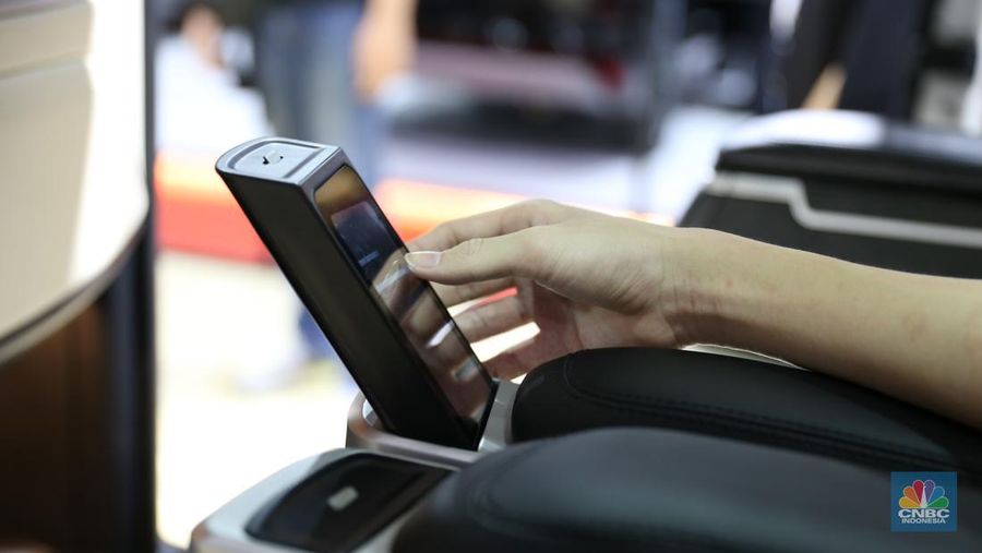 Indomobil Plaza membawa sejumlah produsen mobil pada pameran IIMS 2023 salah satunya Pabrikan Jerman Audy. Dengan membawa sejumlah mobil unggulannya salah satunya mobil mewah Q8 3.0 TFSI). (CNBC Indonesia/Tias Budiarto)