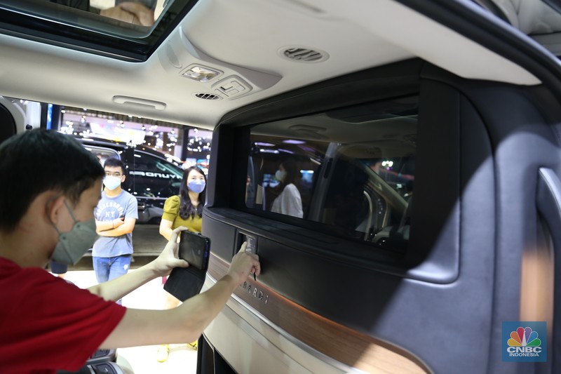 Indomobil Plaza membawa sejumlah produsen mobil pada pameran IIMS 2023 salah satunya Pabrikan Jerman Audy. Dengan membawa sejumlah mobil unggulannya salah satunya mobil mewah Q8 3.0 TFSI . Indomobil Plaza membawa sejumlah produsen mobil pada pameran IIMS 2023 salah satunya Pabrikan Jerman Audy. Dengan membawa sejumlah mobil unggulannya salah satunya mobil mewah Q8 3.0 TFSI). (CNBC Indonesia/Tias Budiarto)