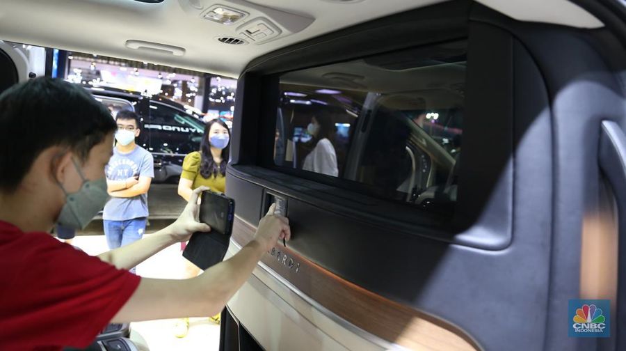 Indomobil Plaza membawa sejumlah produsen mobil pada pameran IIMS 2023 salah satunya Pabrikan Jerman Audy. Dengan membawa sejumlah mobil unggulannya salah satunya mobil mewah Q8 3.0 TFSI). (CNBC Indonesia/Tias Budiarto)