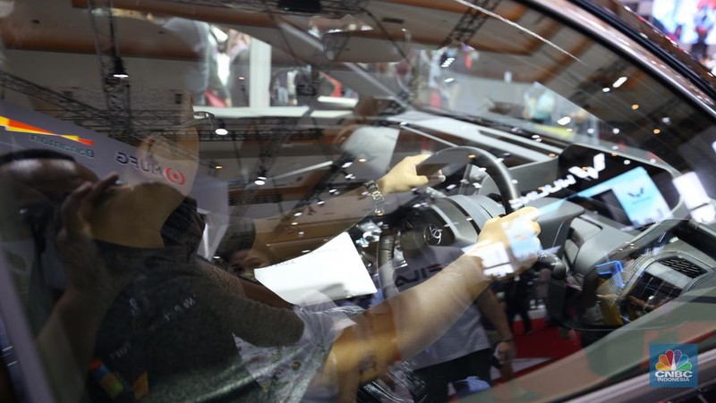 Indomobil Plaza membawa sejumlah produsen mobil pada pameran IIMS 2023 salah satunya Pabrikan Jerman Audy. Dengan membawa sejumlah mobil unggulannya salah satunya mobil mewah Q8 3.0 TFSI). (CNBC Indonesia/Tias Budiarto)