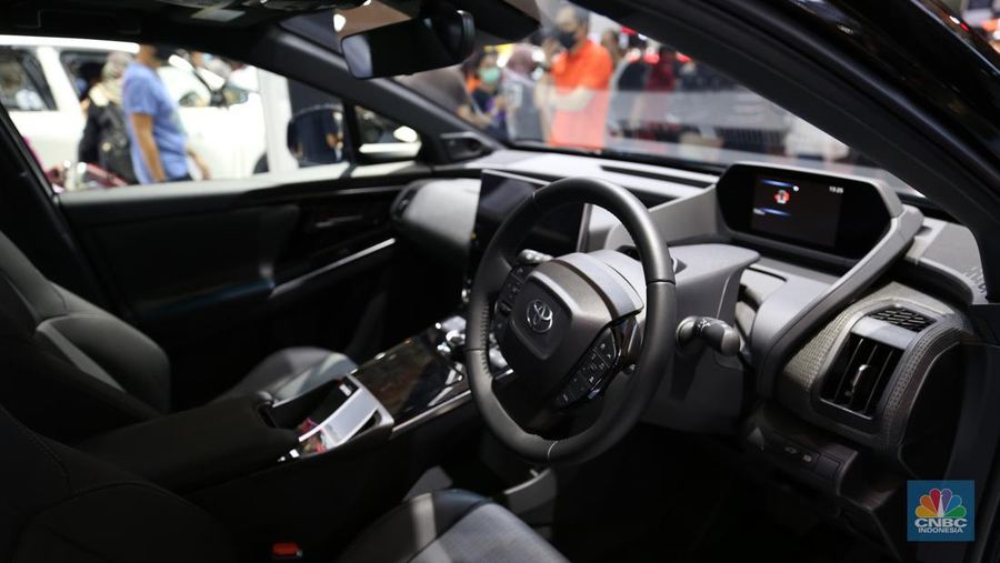 Indomobil Plaza membawa sejumlah produsen mobil pada pameran IIMS 2023 salah satunya Pabrikan Jerman Audy. Dengan membawa sejumlah mobil unggulannya salah satunya mobil mewah Q8 3.0 TFSI). (CNBC Indonesia/Tias Budiarto)