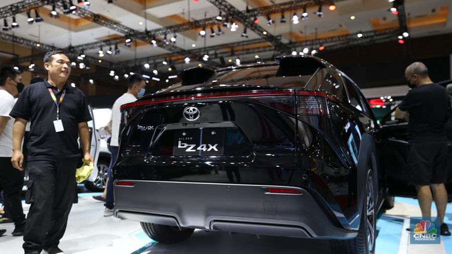 Meski PT Toyota Astra Motor (TAM) tidak memamerkan mobil terbarunya di pameran IIMS 2023, salah satu mobilnya yaitu Toyota BZ4X. (CNBC Indonesia/Tias Budiarto)