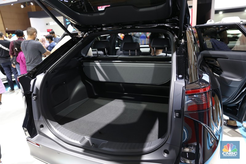 Indomobil Plaza membawa sejumlah produsen mobil pada pameran IIMS 2023 salah satunya Pabrikan Jerman Audy. Dengan membawa sejumlah mobil unggulannya salah satunya mobil mewah Q8 3.0 TFSI . Indomobil Plaza membawa sejumlah produsen mobil pada pameran IIMS 2023 salah satunya Pabrikan Jerman Audy. Dengan membawa sejumlah mobil unggulannya salah satunya mobil mewah Q8 3.0 TFSI). (CNBC Indonesia/Tias Budiarto)