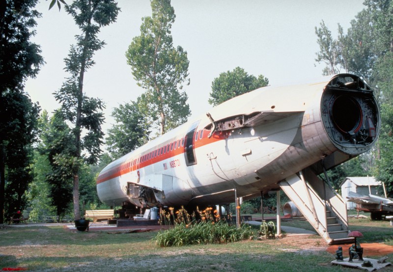 Ruang makan & ruang tamu rumah ahli kecantikan Jo Ann Ussery, yang diubah menjadi badan pesawat Boeing 727. Ruang makan & ruang tamu rumah ahli kecantikan Jo Ann Ussery, yang diubah menjadi badan pesawat Boeing 727. (Will And Deni McIntyre/Getty Images)