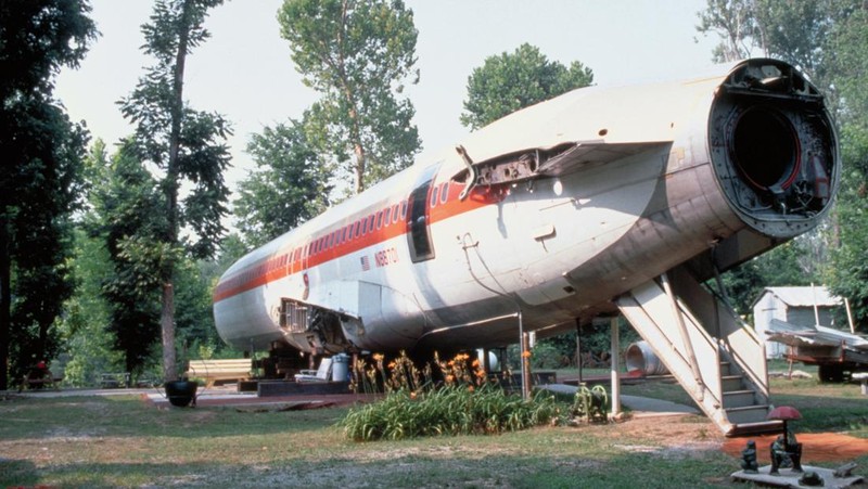 Ruang makan & ruang tamu rumah ahli kecantikan Jo Ann Ussery, yang diubah menjadi badan pesawat Boeing 727. (Will And Deni McIntyre/Getty Images)