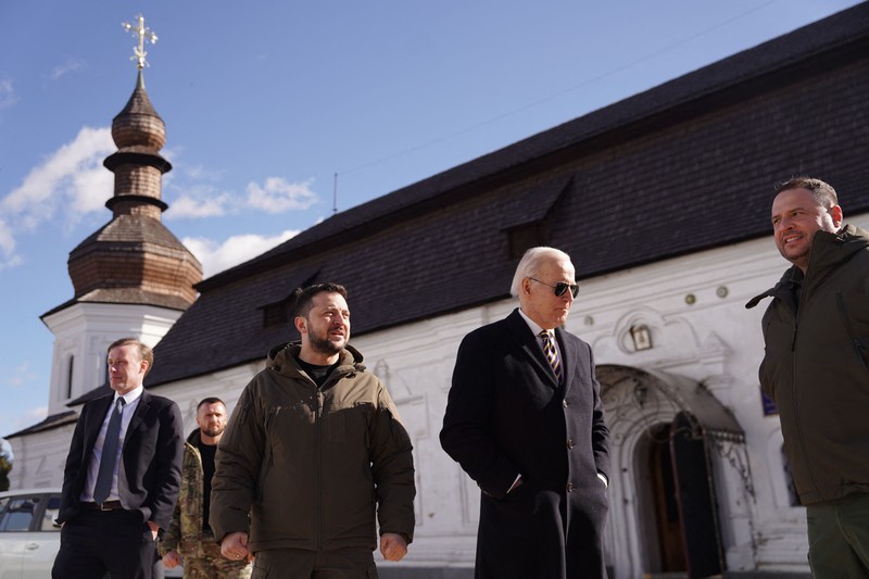 Presiden AS Joe Biden (kanan) disambut oleh Presiden Ukraina Volodymyr Zelensky (kiri) selama kunjungan di Kyiv pada 20 Februari 2023. - Presiden AS Joe Biden melakukan perjalanan kejutan ke Kyiv pada 20 Februari 2023 Presiden AS Joe Biden (kanan) disambut oleh Presiden Ukraina Volodymyr Zelensky (kiri) selama kunjungan di Kyiv pada 20 Februari 2023. - Presiden AS Joe Biden melakukan perjalanan kejutan ke Kyiv pada 20 Februari 2023, menjelang ulang tahun pertama tentang invasi Rusia ke Ukraina, wartawan AFP melihatnya. Biden bertemu dengan Presiden Ukraina Volodymyr Zelensky di ibu kota Ukraina pada kunjungan pertamanya ke negara itu sejak awal konflik. (DIMITAR DILKOFF/AFP via Getty Images)