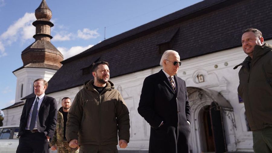 Presiden AS Joe Biden (kanan) disambut oleh Presiden Ukraina Volodymyr Zelensky (kiri) selama kunjungan di Kyiv pada 20 Februari 2023. - Presiden AS Joe Biden melakukan perjalanan kejutan ke Kyiv pada 20 Februari 2023, menjelang ulang tahun pertama tentang invasi Rusia ke Ukraina, wartawan AFP melihatnya. Biden bertemu dengan Presiden Ukraina Volodymyr Zelensky di ibu kota Ukraina pada kunjungan pertamanya ke negara itu sejak awal konflik. (DIMITAR DILKOFF/AFP via Getty Images)