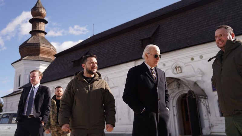 Presiden AS Joe Biden (kanan) disambut oleh Presiden Ukraina Volodymyr Zelensky (kiri) selama kunjungan di Kyiv pada 20 Februari 2023. - Presiden AS Joe Biden melakukan perjalanan kejutan ke Kyiv pada 20 Februari 2023, menjelang ulang tahun pertama tentang invasi Rusia ke Ukraina, wartawan AFP melihatnya. Biden bertemu dengan Presiden Ukraina Volodymyr Zelensky di ibu kota Ukraina pada kunjungan pertamanya ke negara itu sejak awal konflik. (DIMITAR DILKOFF/AFP via Getty Images)
