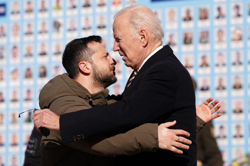 Presiden AS Joe Biden (kanan) disambut oleh Presiden Ukraina Volodymyr Zelensky (kiri) selama kunjungan di Kyiv pada 20 Februari 2023. - Presiden AS Joe Biden melakukan perjalanan kejutan ke Kyiv pada 20 Februari 2023 Presiden AS Joe Biden (kanan) disambut oleh Presiden Ukraina Volodymyr Zelensky (kiri) selama kunjungan di Kyiv pada 20 Februari 2023. - Presiden AS Joe Biden melakukan perjalanan kejutan ke Kyiv pada 20 Februari 2023, menjelang ulang tahun pertama tentang invasi Rusia ke Ukraina, wartawan AFP melihatnya. Biden bertemu dengan Presiden Ukraina Volodymyr Zelensky di ibu kota Ukraina pada kunjungan pertamanya ke negara itu sejak awal konflik. (DIMITAR DILKOFF/AFP via Getty Images)