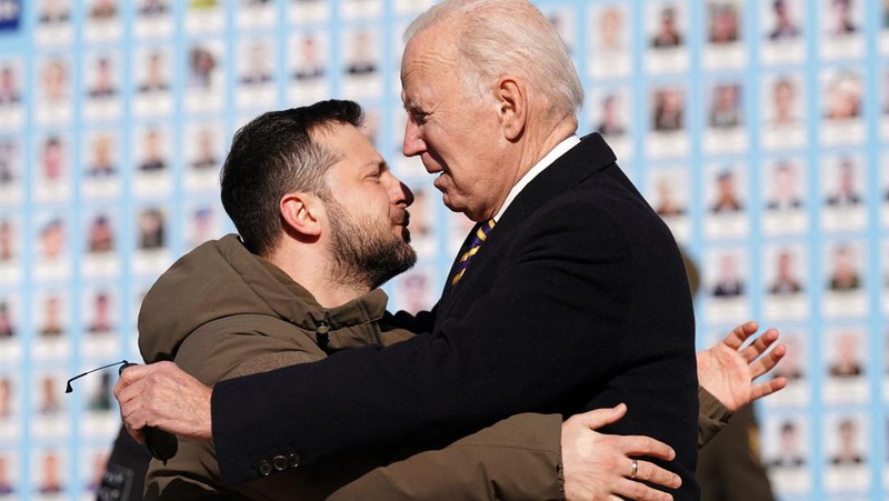 Presiden AS Joe Biden (kanan) disambut oleh Presiden Ukraina Volodymyr Zelensky (kiri) selama kunjungan di Kyiv pada 20 Februari 2023. - Presiden AS Joe Biden melakukan perjalanan kejutan ke Kyiv pada 20 Februari 2023, menjelang ulang tahun pertama tentang invasi Rusia ke Ukraina, wartawan AFP melihatnya. Biden bertemu dengan Presiden Ukraina Volodymyr Zelensky di ibu kota Ukraina pada kunjungan pertamanya ke negara itu sejak awal konflik. (DIMITAR DILKOFF/AFP via Getty Images)