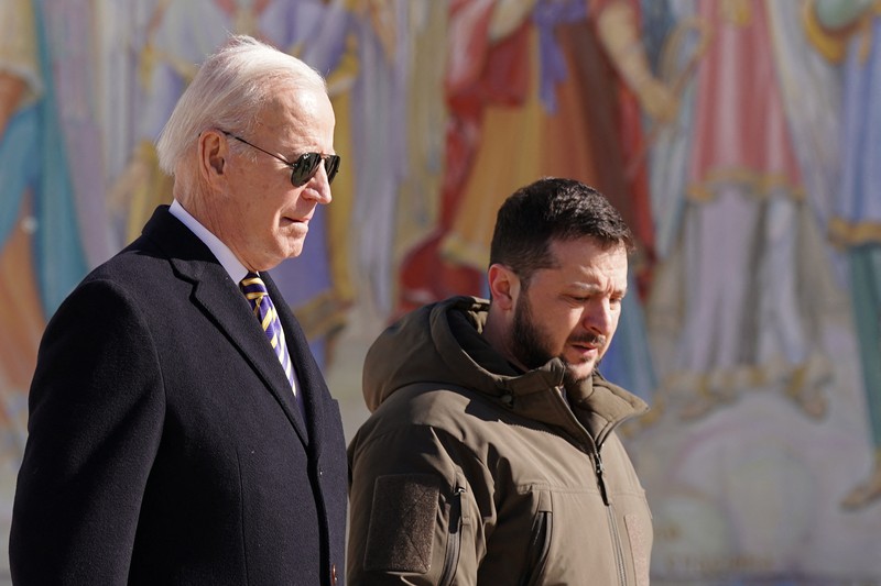 Presiden AS Joe Biden (kanan) disambut oleh Presiden Ukraina Volodymyr Zelensky (kiri) selama kunjungan di Kyiv pada 20 Februari 2023. - Presiden AS Joe Biden melakukan perjalanan kejutan ke Kyiv pada 20 Februari 2023, menjelang ulang tahun pertama tentang invasi Rusia ke Ukraina, wartawan AFP melihatnya. Biden bertemu dengan Presiden Ukraina Volodymyr Zelensky di ibu kota Ukraina pada kunjungan pertamanya ke negara itu sejak awal konflik. (DIMITAR DILKOFF/AFP via Getty Images)