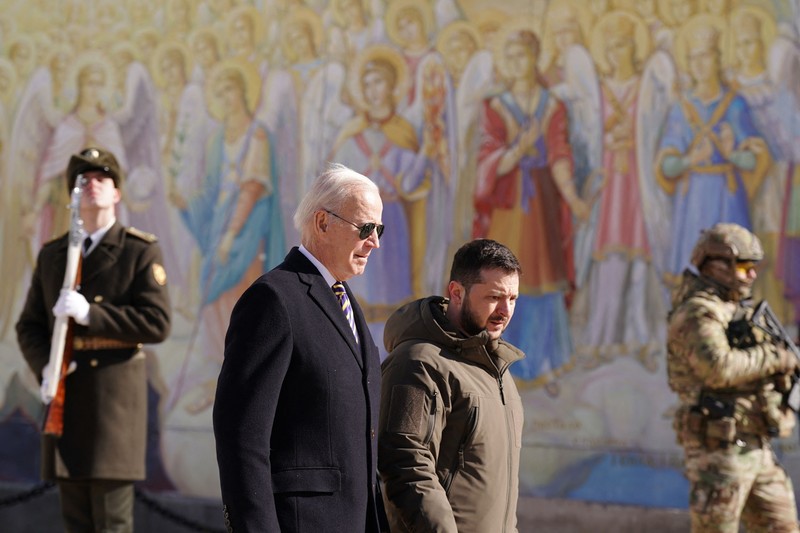 Presiden AS Joe Biden (kanan) disambut oleh Presiden Ukraina Volodymyr Zelensky (kiri) selama kunjungan di Kyiv pada 20 Februari 2023. - Presiden AS Joe Biden melakukan perjalanan kejutan ke Kyiv pada 20 Februari 2023, menjelang ulang tahun pertama tentang invasi Rusia ke Ukraina, wartawan AFP melihatnya. Biden bertemu dengan Presiden Ukraina Volodymyr Zelensky di ibu kota Ukraina pada kunjungan pertamanya ke negara itu sejak awal konflik. (DIMITAR DILKOFF/AFP via Getty Images)