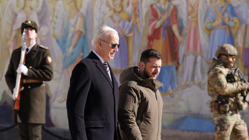 Presiden AS Joe Biden (kanan) disambut oleh Presiden Ukraina Volodymyr Zelensky (kiri) selama kunjungan di Kyiv pada 20 Februari 2023. - Presiden AS Joe Biden melakukan perjalanan kejutan ke Kyiv pada 20 Februari 2023, menjelang ulang tahun pertama tentang invasi Rusia ke Ukraina, wartawan AFP melihatnya. Biden bertemu dengan Presiden Ukraina Volodymyr Zelensky di ibu kota Ukraina pada kunjungan pertamanya ke negara itu sejak awal konflik. (DIMITAR DILKOFF/AFP via Getty Images)