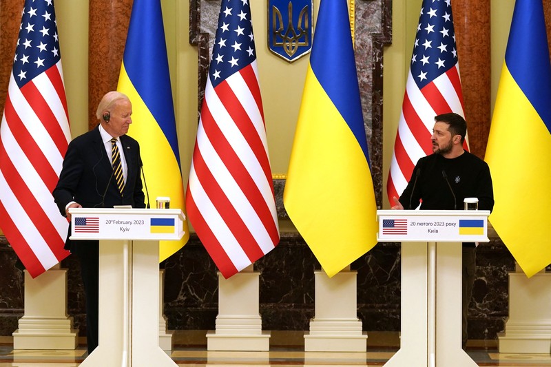 Presiden AS Joe Biden (kanan) disambut oleh Presiden Ukraina Volodymyr Zelensky (kiri) selama kunjungan di Kyiv pada 20 Februari 2023. - Presiden AS Joe Biden melakukan perjalanan kejutan ke Kyiv pada 20 Februari 2023 Presiden AS Joe Biden (kanan) disambut oleh Presiden Ukraina Volodymyr Zelensky (kiri) selama kunjungan di Kyiv pada 20 Februari 2023. - Presiden AS Joe Biden melakukan perjalanan kejutan ke Kyiv pada 20 Februari 2023, menjelang ulang tahun pertama tentang invasi Rusia ke Ukraina, wartawan AFP melihatnya. Biden bertemu dengan Presiden Ukraina Volodymyr Zelensky di ibu kota Ukraina pada kunjungan pertamanya ke negara itu sejak awal konflik. (DIMITAR DILKOFF/AFP via Getty Images)