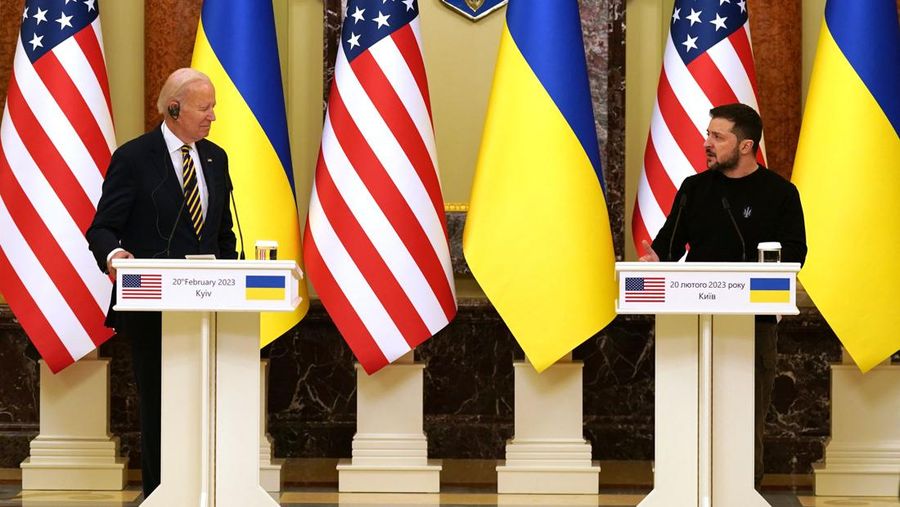 Presiden AS Joe Biden (Kiri) dan Presiden Ukraina Volodymyr Zelensky (Kanan) menghadiri konferensi pers di Kyiv pada 20 Februari 2023. - Presiden AS Joe Biden menjanjikan peningkatan pengiriman senjata untuk Ukraina selama kunjungan mendadak ke Kyiv pada 20 Februari 2023, di mana dia juga bersumpah 