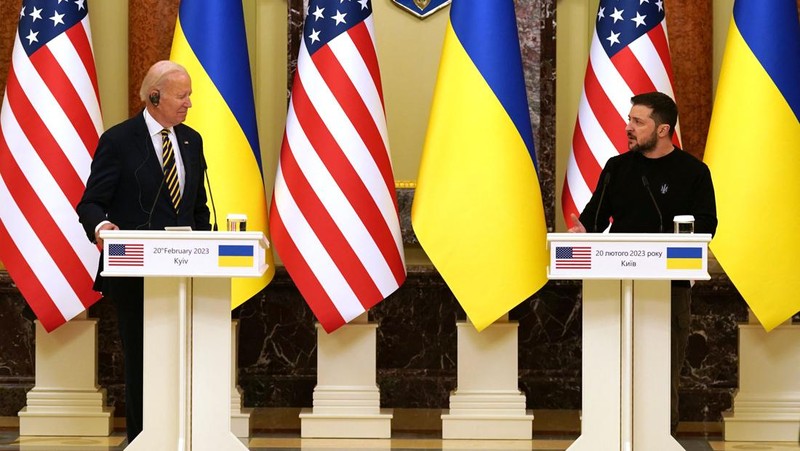 Presiden AS Joe Biden (kanan) disambut oleh Presiden Ukraina Volodymyr Zelensky (kiri) selama kunjungan di Kyiv pada 20 Februari 2023. - Presiden AS Joe Biden melakukan perjalanan kejutan ke Kyiv pada 20 Februari 2023, menjelang ulang tahun pertama tentang invasi Rusia ke Ukraina, wartawan AFP melihatnya. Biden bertemu dengan Presiden Ukraina Volodymyr Zelensky di ibu kota Ukraina pada kunjungan pertamanya ke negara itu sejak awal konflik. (DIMITAR DILKOFF/AFP via Getty Images)