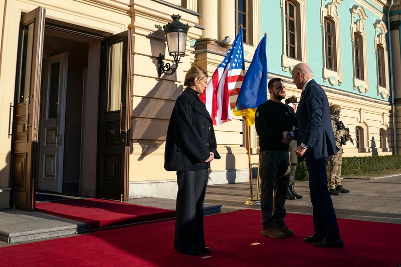 Presiden AS Joe Biden (kanan) disambut oleh Presiden Ukraina Volodymyr Zelensky (kiri) selama kunjungan di Kyiv pada 20 Februari 2023. - Presiden AS Joe Biden melakukan perjalanan kejutan ke Kyiv pada 20 Februari 2023, menjelang ulang tahun pertama tentang invasi Rusia ke Ukraina, wartawan AFP melihatnya. Biden bertemu dengan Presiden Ukraina Volodymyr Zelensky di ibu kota Ukraina pada kunjungan pertamanya ke negara itu sejak awal konflik. (DIMITAR DILKOFF/AFP via Getty Images)