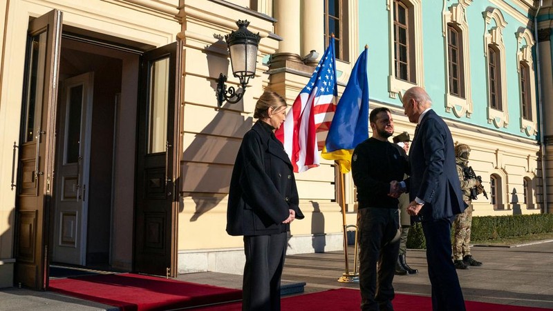 Presiden AS Joe Biden (kanan) disambut oleh Presiden Ukraina Volodymyr Zelensky (kiri) selama kunjungan di Kyiv pada 20 Februari 2023. - Presiden AS Joe Biden melakukan perjalanan kejutan ke Kyiv pada 20 Februari 2023, menjelang ulang tahun pertama tentang invasi Rusia ke Ukraina, wartawan AFP melihatnya. Biden bertemu dengan Presiden Ukraina Volodymyr Zelensky di ibu kota Ukraina pada kunjungan pertamanya ke negara itu sejak awal konflik. (DIMITAR DILKOFF/AFP via Getty Images)