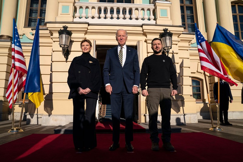 Presiden AS Joe Biden (kanan) disambut oleh Presiden Ukraina Volodymyr Zelensky (kiri) selama kunjungan di Kyiv pada 20 Februari 2023. - Presiden AS Joe Biden melakukan perjalanan kejutan ke Kyiv pada 20 Februari 2023 Presiden AS Joe Biden (kanan) disambut oleh Presiden Ukraina Volodymyr Zelensky (kiri) selama kunjungan di Kyiv pada 20 Februari 2023. - Presiden AS Joe Biden melakukan perjalanan kejutan ke Kyiv pada 20 Februari 2023, menjelang ulang tahun pertama tentang invasi Rusia ke Ukraina, wartawan AFP melihatnya. Biden bertemu dengan Presiden Ukraina Volodymyr Zelensky di ibu kota Ukraina pada kunjungan pertamanya ke negara itu sejak awal konflik. (DIMITAR DILKOFF/AFP via Getty Images)