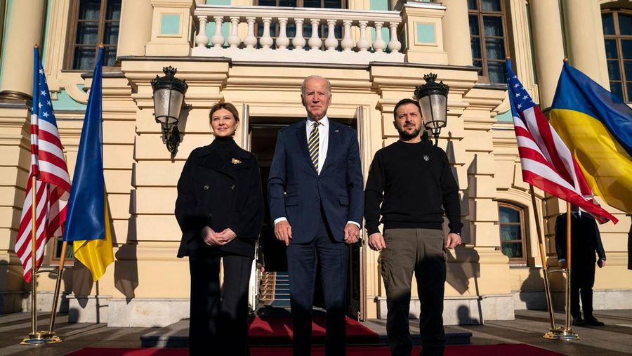 Presiden AS Joe Biden (kanan) disambut oleh Presiden Ukraina Volodymyr Zelensky (kiri) selama kunjungan di Kyiv pada 20 Februari 2023. - Presiden AS Joe Biden melakukan perjalanan kejutan ke Kyiv pada 20 Februari 2023, menjelang ulang tahun pertama tentang invasi Rusia ke Ukraina, wartawan AFP melihatnya. Biden bertemu dengan Presiden Ukraina Volodymyr Zelensky di ibu kota Ukraina pada kunjungan pertamanya ke negara itu sejak awal konflik. (DIMITAR DILKOFF/AFP via Getty Images)