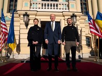 Mendadak Dangdut, Potret Pelukan Mesra Biden Tiba di Ukraina