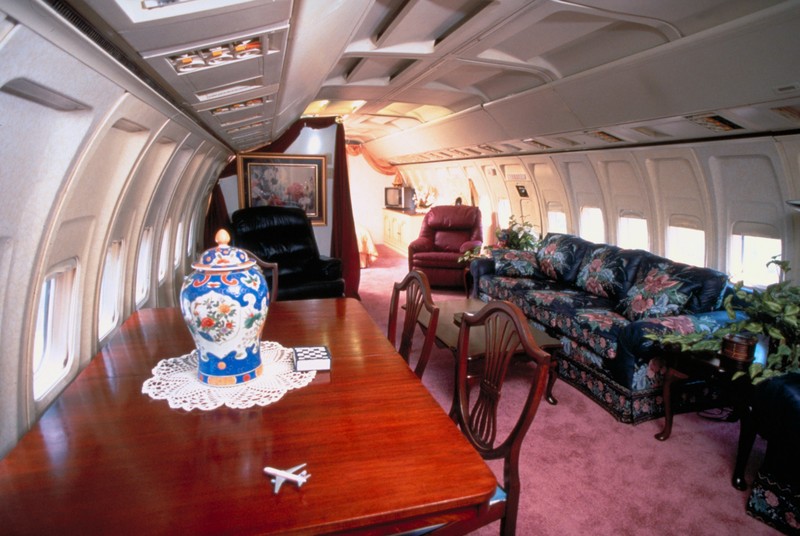 Ruang makan & ruang tamu rumah ahli kecantikan Jo Ann Ussery, yang diubah menjadi badan pesawat Boeing 727. Ruang makan & ruang tamu rumah ahli kecantikan Jo Ann Ussery, yang diubah menjadi badan pesawat Boeing 727. (Will And Deni McIntyre/Getty Images)