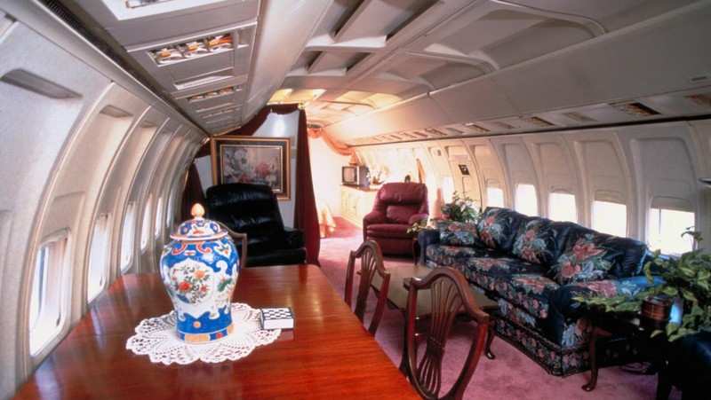 Ruang makan & ruang tamu rumah ahli kecantikan Jo Ann Ussery, yang diubah menjadi badan pesawat Boeing 727. (Will And Deni McIntyre/Getty Images)