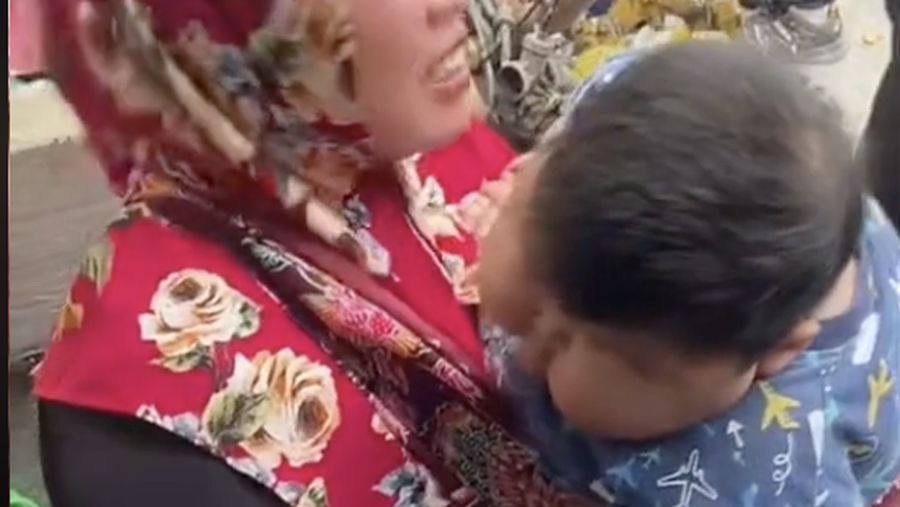 Seorang Bayi berumur 1 tahun mengalami obesitas atau kelebihan berat badan seberat 25 kg. (Tangkapan Layar Tiktok mama_arsyila.h.r)